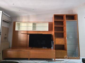 Parete attrezzata in legno color ciliegio 