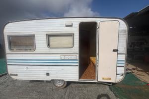 Roulotte completa di cucina,frigo,armadio e bagno