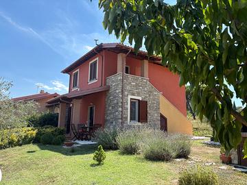 Villa bifamiliare con tre lati liberi