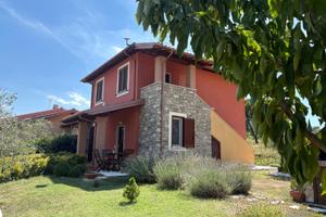 Villa bifamiliare con tre lati liberi