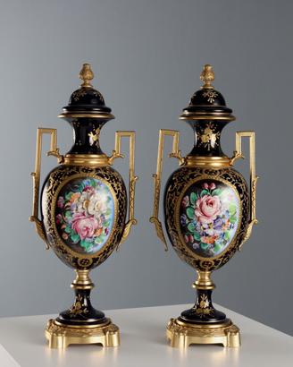 Coppia di Vasi in Porcellana e Bronzo Dorato