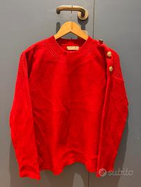 Maglione in maglia rossa con bottoni dorati