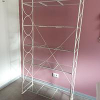 Scaffale/libreria in metallo bianco e vetro.