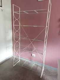 Scaffale/libreria in metallo bianco e vetro.