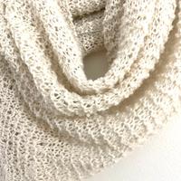 Sciarpa a maglia aperta in filato di lana ecru