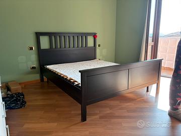 Letto matrimoniale con rete e comodini