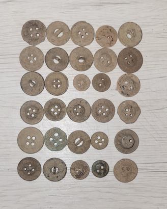 Lotto di 30 bottoni vintage alcuni WW1/WW2