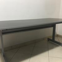 Scrivania con mensole
