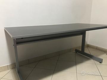 Scrivania con mensole