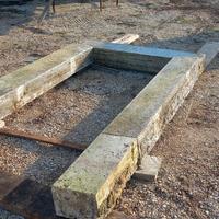 Antico portale in pietra travertino