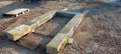 Antico portale in pietra travertino