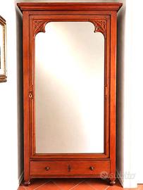 Armadio in legno con specchio