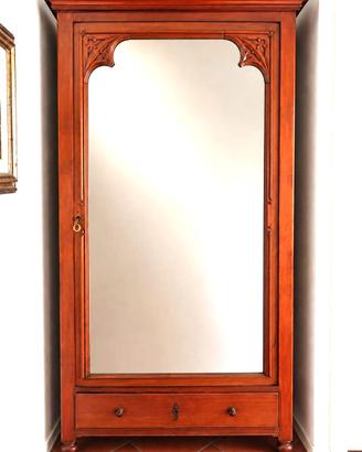 Armadio in legno con specchio
