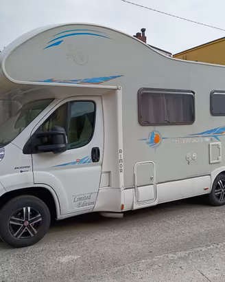 Camper 6 posti viaggio matrimoniale in coda