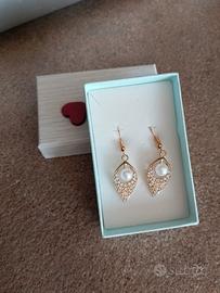 Orecchini Pendenti Dorati a Ventaglio con Cristall