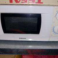 Forno a microonde con piatto girevole