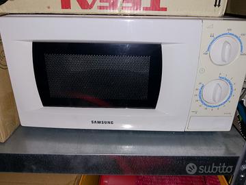 Forno a microonde con piatto girevole