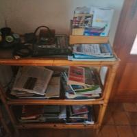 Mobile con ripiani in rattan