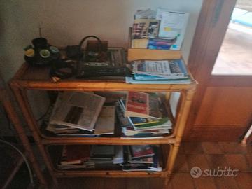 Mobile con ripiani in rattan