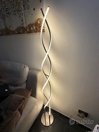 Lampada da terra LED moderna a spirale