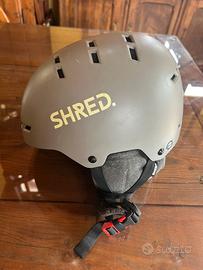 Casco fa sci freeride e SL SHRED