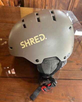 Casco fa sci freeride e SL SHRED