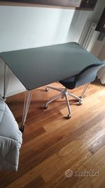 scrivania con sedia 