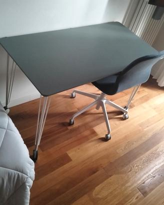 scrivania con sedia 