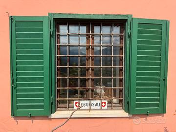 finestre con scuri in legno