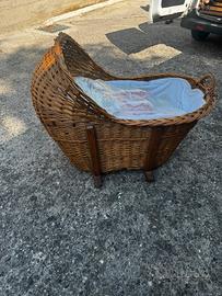 Culla vintage in vimini intrecciato a mano