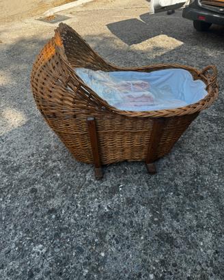 Culla vintage in vimini intrecciato a mano