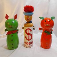 3 salvadanai, due in legno a forma di gatto fatti