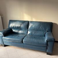 divano in pelle blu