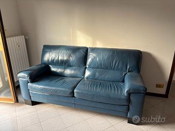 divano in pelle blu