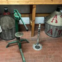Attrezzi per imbottigliare vino,fiasca e bottiglie