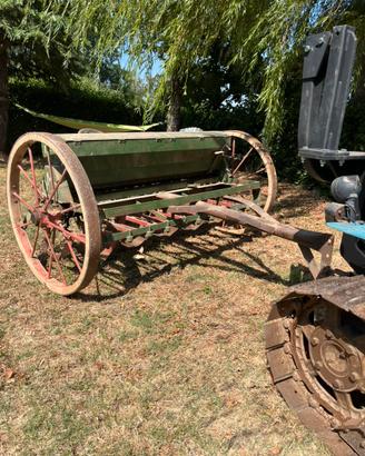 Seminatrice d’epoca trainata funzionate