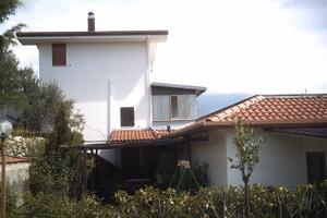 Immobile con terreno e oliveto