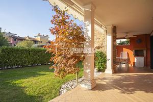 BILOCALE CON GIARDINO IN RESIDENCE CON PISCINA