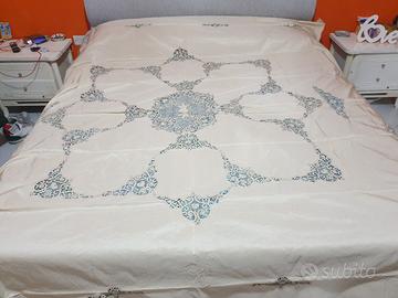 coperta in Cantù ricamata a mano. fine 800