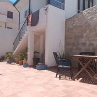 Bilocale con cortile e posto auto