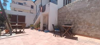 Bilocale con cortile e posto auto