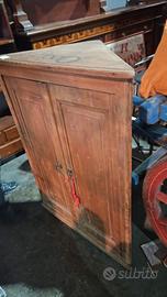 mobile angolare in abete.