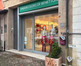 Negozio sulla via principale a villafranca