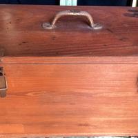 Ghiacciaia portatile antica in legno e zinco