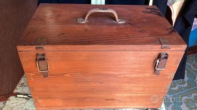 Ghiacciaia portatile antica in legno e zinco