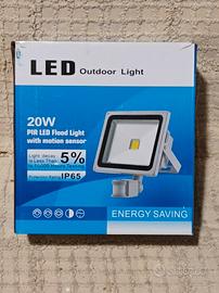 Faro led 20W da esterno con sensore di movimento