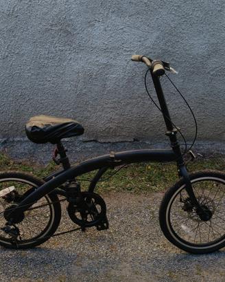 Bicicletta pieghevole con freni a disco e cambio