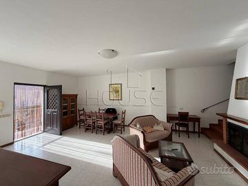Appartamento di 147 m² con più di 5 locali e box a
