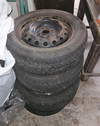 4 gomme nuove con cerchi x Yaris 185/60 R15