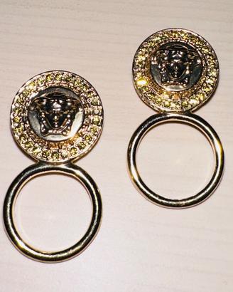 Versace anelli in metallo dorato e cristalli